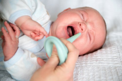 Hoe kun je gemakkelijk slijm uit het neusje van je baby verwijderen?