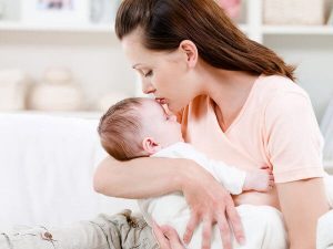 Waarom je baby in jouw armen thuis hoort