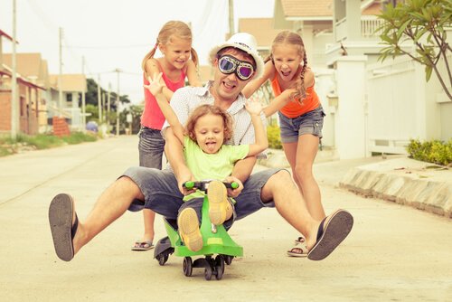Een superpapa speelt op een unieke manier met zijn kinderen