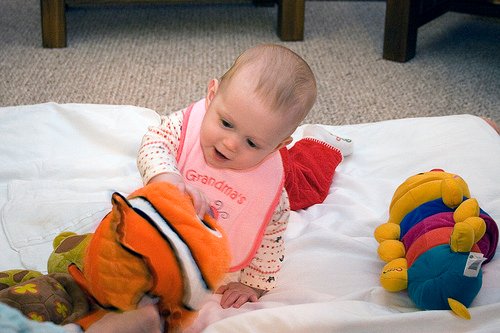Stimuleer je baby door met hem te spelen op manieren afhankelijk van hun leeftijd