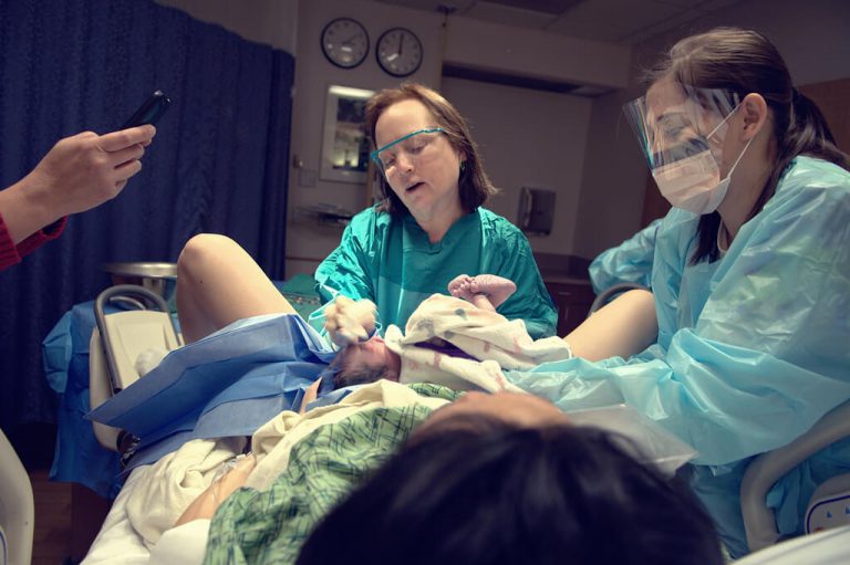 Ontdek hoe een baby de geboorte ervaart vanaf het moment van de eerste weeën