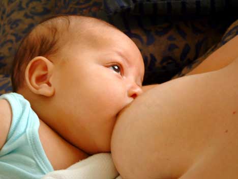 Baby aan de borst