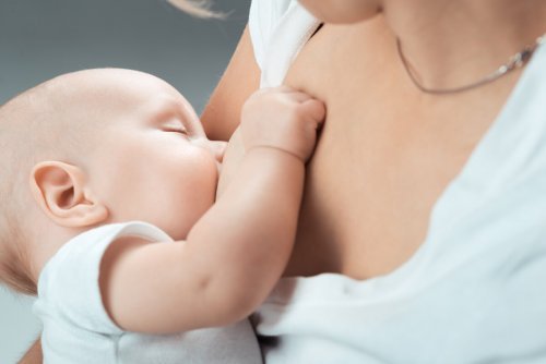 De eerste menstruatie na de bevalling heeft verder geen invloed op de borstvoeding