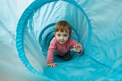 Oefeningen om de motoriek van je baby te stimuleren door hem bijvoorbeeld te leren kruipen