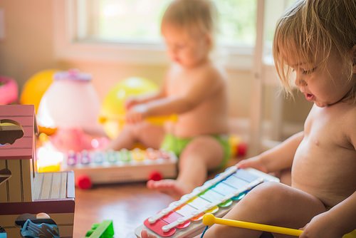 Spelen met je kleintje aan de hand van beweging en kleur