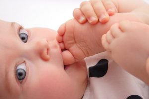 Blootvoetse baby's: gelukkiger en slimmer?