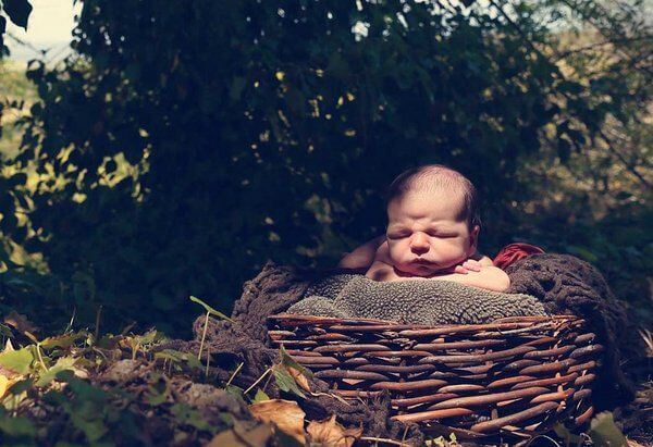 Baby in een mandje