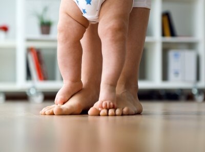Met jouw voeten de baby te leren lopen