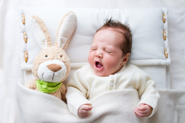 Wat je kunt doen om je baby te helpen de nacht door te slapen