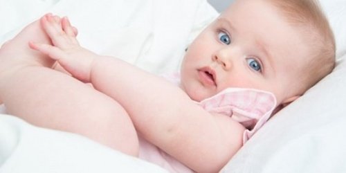 Blootvoetse baby´s kunnen hun teentjes voelen