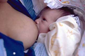 Moeder zit baby borstvoeding te geven