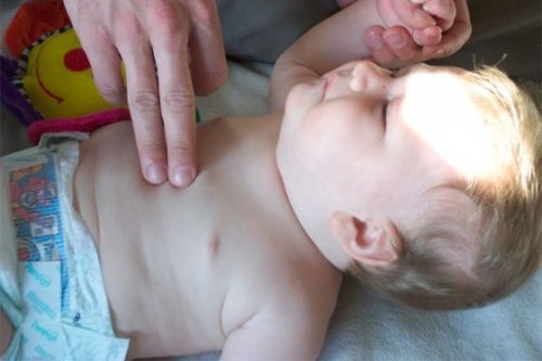 Een cruciaal detail dat je nooit zou moeten vergeten voordat je reanimatie gaat toepassen is 112 bellen