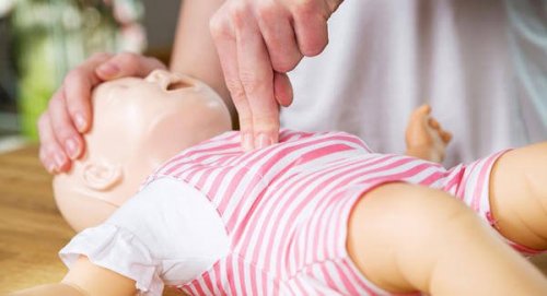 Hoe reanimatie uit te voeren bij een baby