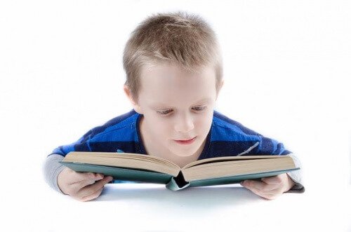 Gebruik van de Doman-methode om tijdens de vroege kinderjaren te leren lezen