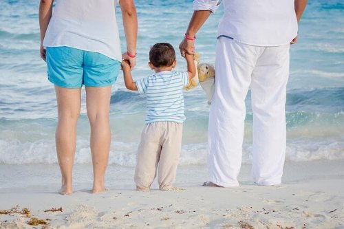 Ouders en kind op het strand