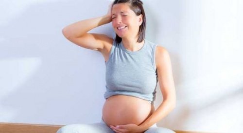Huilende zwangere vrouw