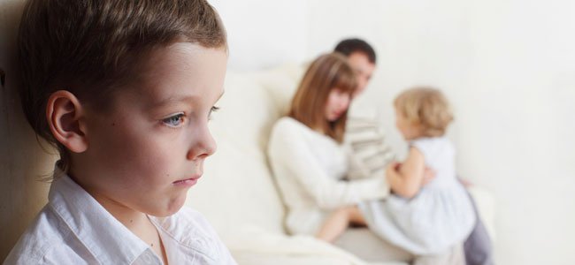 Kind jaloers op baby