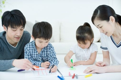 Japanse opvoedtechnieken: ouders tekenen met hun kinderen