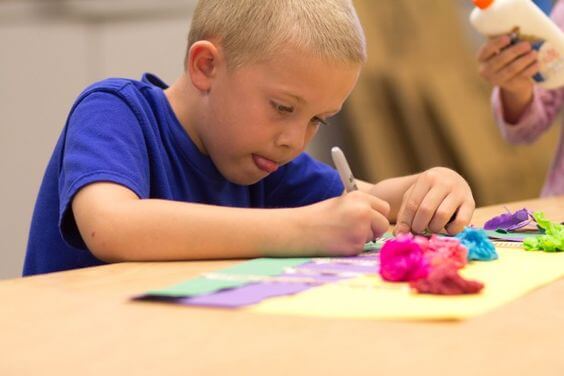 Waarom kinderen hun tong uitsteken bij concentratie