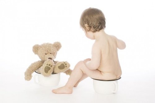 Kind op potje met teddybeer