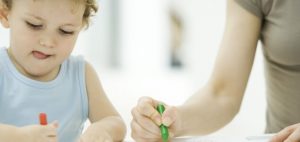 Waarom kinderen hun tong uitsteken als ze zich concentreren