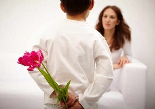 Kind verrast moeder met cadeau