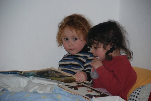 Kinderen lezen samen boekje