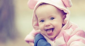 Baby's ontwikkelen een gevoel voor humor door hun ouders