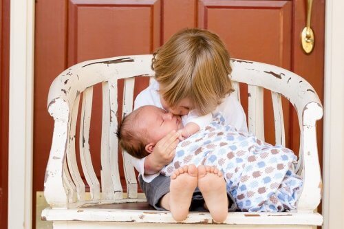 Waarom worden oudere broers en zussen jaloers wanneer een nieuw broertje of zusje wordt geboren