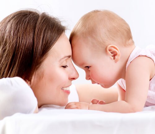 Een van de voordelen van borstvoeding is een sterke band tussen moeder en kind