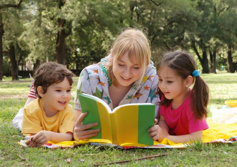 Moeder leest kinderen voor