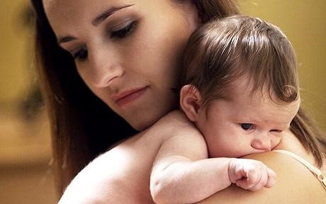 Een nieuwe moeder en baby vormen een band