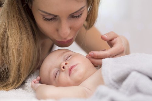 7 soorten normale babygedragingen tijdens de eerste levensmaanden