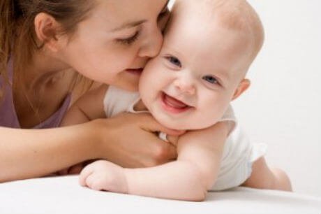 Moeder speelt met baby
