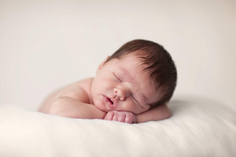Baby slaapt op een kussen