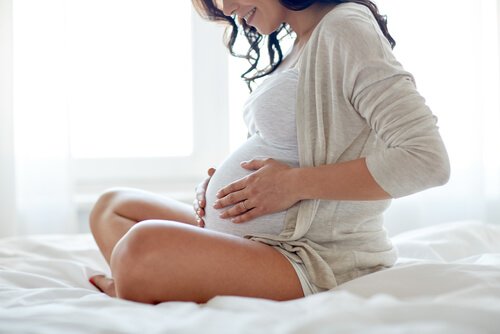Op bed contact maken met de baby