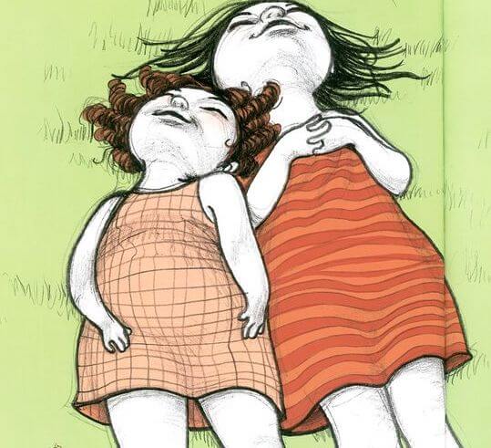 Tante en nichtje liggen samen in het gras