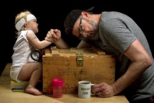 Relatie tussen vader en dochter versterken door armpje te drukken