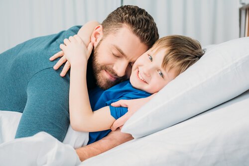Emotionele vitamines Vader en zoon- knuffel