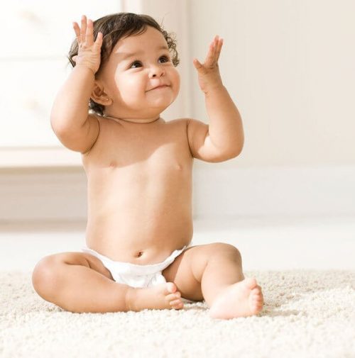Wanneer is het veilig om je baby rechtop te laten zitten?