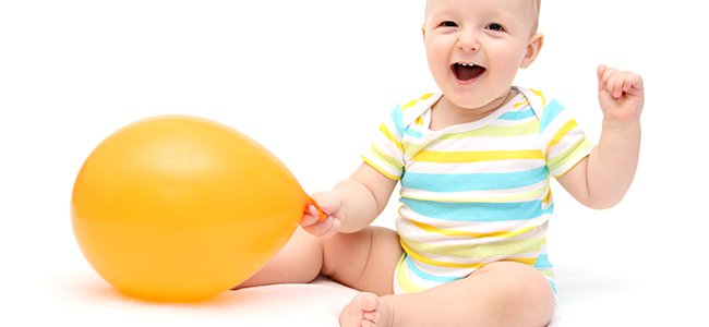 Zittende baby met ballon