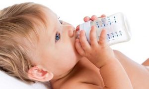 Waarom jonge baby's geen water zouden moeten drinken