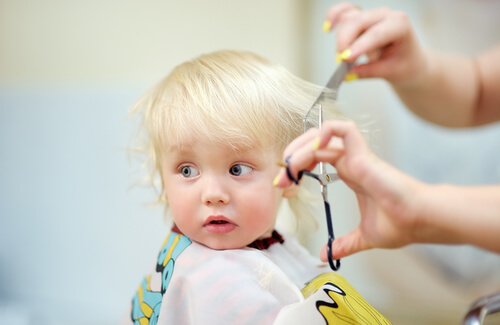 Aanbevelingen voor de eerste knipbeurt van je baby