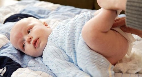 Nieuwe luier: baby wordt verschoond