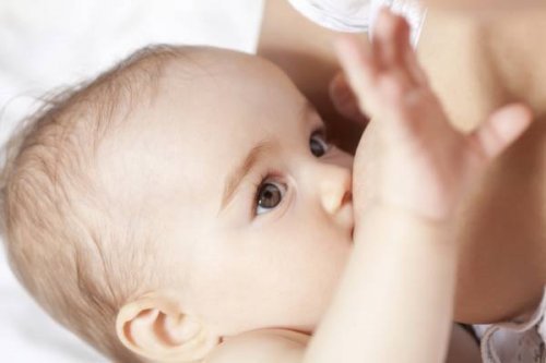 Je baby is op zoek naar iets meer dan alleen oogcontact tijdens de borstvoeding