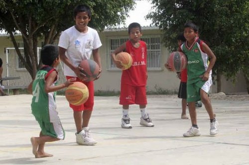 Blootsvoets basketbal spelen