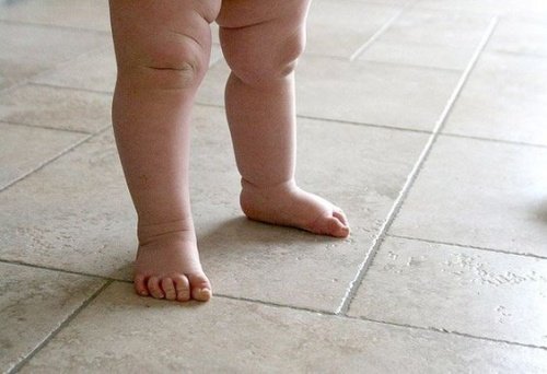 Baby op blote voeten