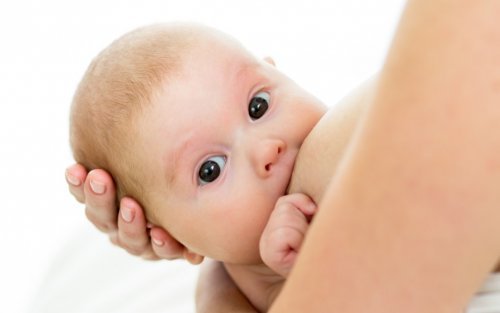 Het eerste oogcontact tijdens de borstvoeding met je baby in je armen