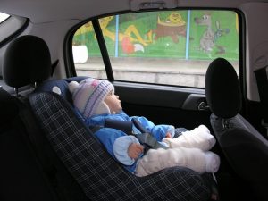 Waarom een kind niet met jas aan in de auto mag rijden