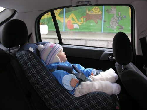 Waarom een kind niet met jas aan in de auto mag rijden